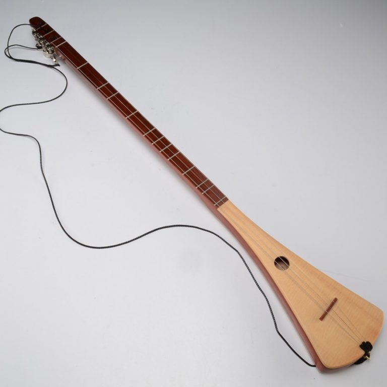 3 stringed japanese instrument
